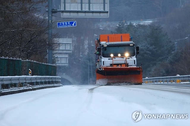 서울에 은백색 설국...강원도엔 대설주의보, 화성에선 눈길 사고